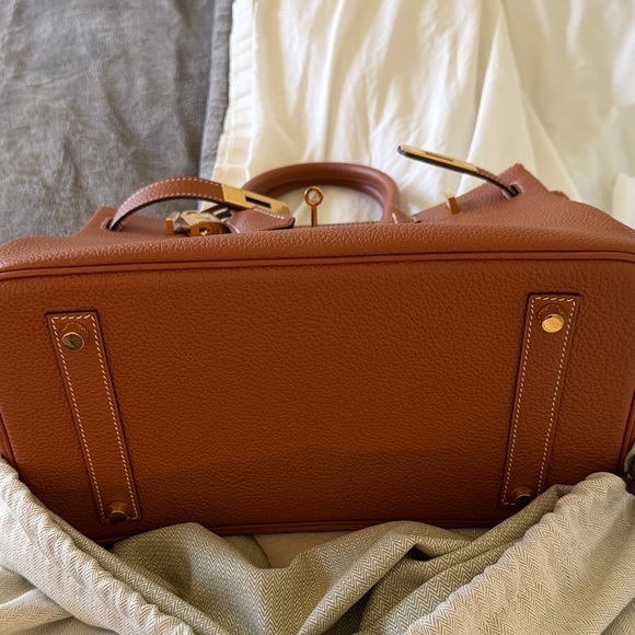 Elegant Brown Leather Tote Bag - Picture 3 of 6